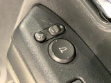 狭い駐車場で便利な電動格納ドアミラーが付いています。