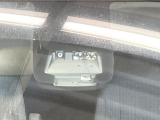 【プリクラッシュセーフティ】前方の車両等を検知し、衝突しそうな時は警報で注意を促し、ブレーキを踏む力をサポート。ブレーキを踏めなかった場合は衝突被害軽減ブレーキが作動、衝突回避をサポートします。