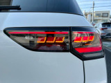 ダイナミックターンインジケーター付き3DのLEDテールランプ。ウィンカーの光が流れるように点滅、後続車からの視認性が高まり、万一の追突の危険性を軽減します。