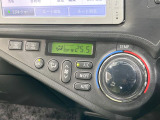 【オートエアコン】一度お好みの温度に設定すれば、車内の温度を検知し風量や温度を自動で調整。暑い…寒い…と何度もスイッチ操作をする必要はありません。快適な車内空間には必須の機能ですね♪