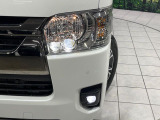 【LEDヘッドライト】悪天候や夜間走行時も良好な視界を確保し安心して運転できる高輝度LEDヘッドライトを装備!点灯速度が早く、消費電力も抑えられています。