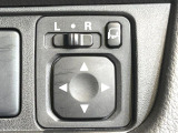 【電動格納ミラー】サイドミラーは電動格納式となっており、狭い駐車場でもキズがつくリスクを抑えられます。