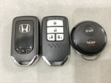 スマートキー付きですからドアロックの開閉およびエンジンスタートが楽々です。電動スライドドアの開け閉めもボタンで操作できます。加えて、純正リモコンエンジンスターター用の操作キーもついています。