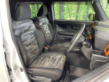 運転席まわりには十分なスペースがあり、大柄な方でもゆったり運転していただける環境です。