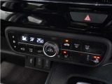 【オートエアコン】温度を設定すれば自動で快適な車内温度を保ちます。エアコン内部の高性能脱臭フィルターで車内のアレルゲンや花粉を除去。