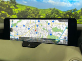 【12.3インチマツダコネクト】車内の雰囲気にマッチした大型ディスプレイ。スマホ接続でのナビ使用やBluetooth再生等、様々な機能が楽しめます。直感的なダイヤル操作が可能で、使い勝手も良好です。