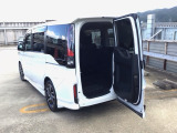 【わくわくゲート】タテはもちろんヨコにも開き、ちょっとした荷物を積む時にもとても便利♪人やペットの乗り降りもスムーズにできます♪