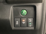 Hondaセンシング用の、VSA(ABS+TCS+横滑り抑制)解除とレーンキープアシストシステムのメインスイッチなどはハンドルの右側に装備しています。燃費に役立つECONボタンもここです。