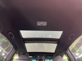 【調光パノラマルーフ】車内の解放感が一気に上がる大型パノラマルーフに調光機能がプラス!日差しが強い時、シェードを閉めなくてもガラスの透明度を調整することで心地よい明るさに♪