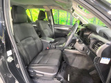 運転席まわりには十分なスペースがあり、大柄な方でもゆったり運転していただける環境です。