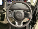 ハンドルにHondaセンシング系のクルーズコントロールやレーンキープアシストなどのスイッチと、オーディオの操作スイッチが装備されています。ハンドルから手を離さず安全に操作できます。