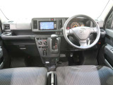 使いやすく運転しやすいレイアウトの運転席回り。