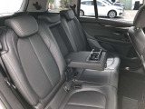 後席も使用感はさほど感じず、運転席・助手席同様に清潔感があります。後席シートもしっかりと作り込まれていますので、座り心地も悪くありません。是非、実車にてご確認下さい。