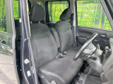 運転席まわりには十分なスペースがあり、大柄な方でもゆったり運転していただける環境です。
