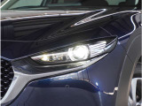 【LEDヘッドライト】悪天候や夜間走行時も良好な視界を確保し安心して運転できる高輝度LEDヘッドライトを装備。明るい上に点灯速度が早く消費電力も抑えられています。