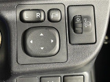 【電動格納ミラー】運転席のスイッチで、ドアミラーの開閉や角度の調整ができます。