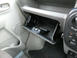 助手席前には車検証の収納に便利なグローブBOXが備わっています。