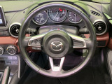インテリアに合わせたデザインのステアリングは、運転される方のことも考え、運転しやすい形状、大きさです。是非一度、実際に触ってお確かめください。