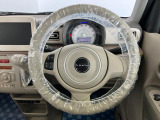 【ハンドル回り】インテリアに合わせたデザインのステアリングは、運転される方のことも考え、運転しやすい形状、大きさです。ぜひ一度、実際に触ってお確かめください。
