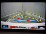 車庫入れや縦列駐車などの際に、後退操作の参考になるガイドラインをモニター画面に表示します。