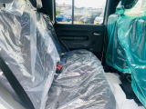 後部座席、床綺麗です。