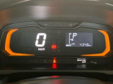 文字が大きく、とっても見やすいメーターです☆ディスプレイがグリーンに光ると、燃費の良い運転をしている証拠です(*^_^*)