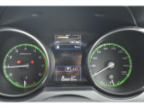 スピードメーターと回転数が同時に見れます。運転席に座り、エンジンをONにすると、まるでコックピットにいるかのようなメーターパネルです。