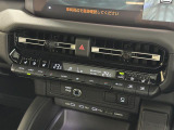 【左右独立オートエアコン】左右独立型、いわゆるデュアルエアコンです。運転席と助手席でそれぞれお好みの温度を設定可能です。