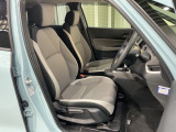乗降がしやすい運転席。高さが調節できて小柄な方でもベストポジションをとることができます。