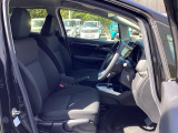 フロント広々、セパレートシートの運転席は、ハイトアジャスターが付いているので、快適にドライブができます。ハンドルはテレスコピック機能で、ハンドル位置を上・下・手前・奥に調節できます。