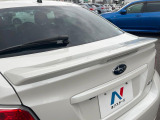 【純正リヤスポイラー】スポーツカーらしさがグッと引き立つ大型リヤスポイラーを装着♪高速走行時のスタビリティ(走行安定性)向上に役立ちます。