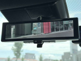 インテリジェントルームミラー☆後席に乗っている人や、大きな荷物を載せていると見にくくなりがちな後方視界。。こちらは車両後方のカメラ映像をミラーに映すので、天候にも影響されないクリアな後方視界を実現☆