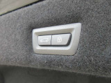 電動リアゲート装備。バンパー下でのキックオープン&クローズ機能も装備です。