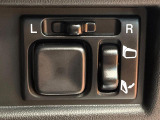 【電動格納ミラー】サイドミラーは電動格納式となっており、狭い駐車場でもキズがつくリスクを抑えられます。
