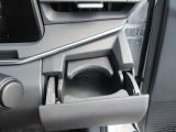 運転席で使用できる収納式ドリンクホルダーです。