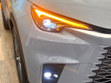 【LEDヘッドライト】悪天候や夜間走行時も良好な視界を確保し安心して運転できる高輝度LEDヘッドライトを装備!点灯速度が早く、消費電力も抑えられています。