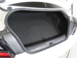 スポーツカーでも日常使いには、十分な積載容量のあるトランクスペースです!更にたくさんの荷物や長めの荷物を積みたい時は、リヤシートのシートバックを倒してトランクスペースの積載容量UPで対応できます!