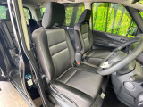 運転席まわりには十分なスペースがあり、大柄な方でもゆったり運転していただける環境です。
