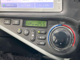 【オートエアコン】一度お好みの温度に設定すれば、車内の温度を検知し風量や温度を自動で調整。暑い…寒い…と何度もスイッチ操作をする必要はありません。快適な車内空間には必須の機能ですね♪