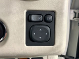 狭い駐車場で便利な電動格納ドアミラーが付いています。