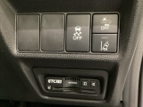 Hondaセンシング用の、VSA解除とレーンキープアシストシステムのメインスイッチなどはハンドルの右側に装備しています。その下にETC2.0がついています。高速道路の料金所の通過も楽々です。