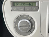 【オートエアコン】一度お好みの温度に設定すれば、車内の温度を検知し風量や温度を自動で調整。暑い…寒い…と何度もスイッチ操作をする必要はありません。快適な車内空間には必須の機能ですね♪
