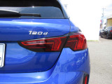 逆L字型の特徴的なテールランプが、後のドライバーへBMWを印象付けます。