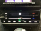 オートエアコンがついてますので、簡単操作で快適に過ごせます。リア熱線のスイッチの中に、雪道に対応したサイドミラーヒーターも入っています。