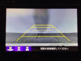 【バックカメラ】運転が苦手な方も車庫入れラクラクです!ギアをリバースに入れれば自動的に切り換わりますので、面倒な操作は不要です♪狭い駐車場もお車を傷つけず安心ですね!