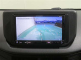 車両後方の映像を映すバックモニター。進路を確認しながら安全に車庫入れできます。