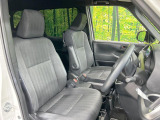 運転席まわりには十分なスペースがあり、大柄な方でもゆったり運転していただける環境です。