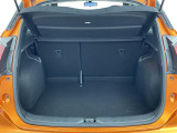 【トランク】積み込みやすくて、たっぷり積める荷室です。シートアレンジできるものは、乗車人数と荷物の量や大きさによってシートを動かすことができるので、より快適なドライブが可能です!