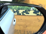 【ブラインドスポットモニター】走行中、ドアミラーの死角になりやすい箇所に後続車が接近するとサイドミラーのレンズに警告を表示!ドライバーに注意喚起をしてくれます。