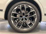 BMWの純正アロイホイールは軽量かつ強度にも優れているホイールで走行性能を引き上げる設計になっております。足元にもBMWは妥協がなくこだわっている個所になります。